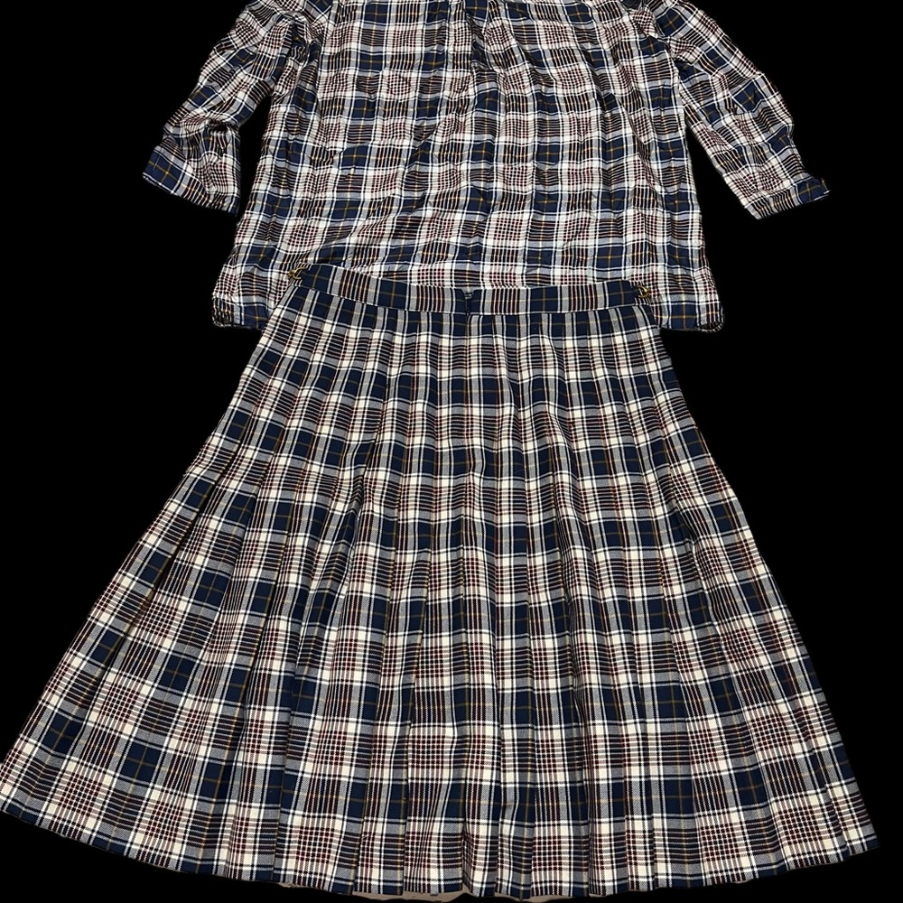 Pattern plaid pleated skirt.